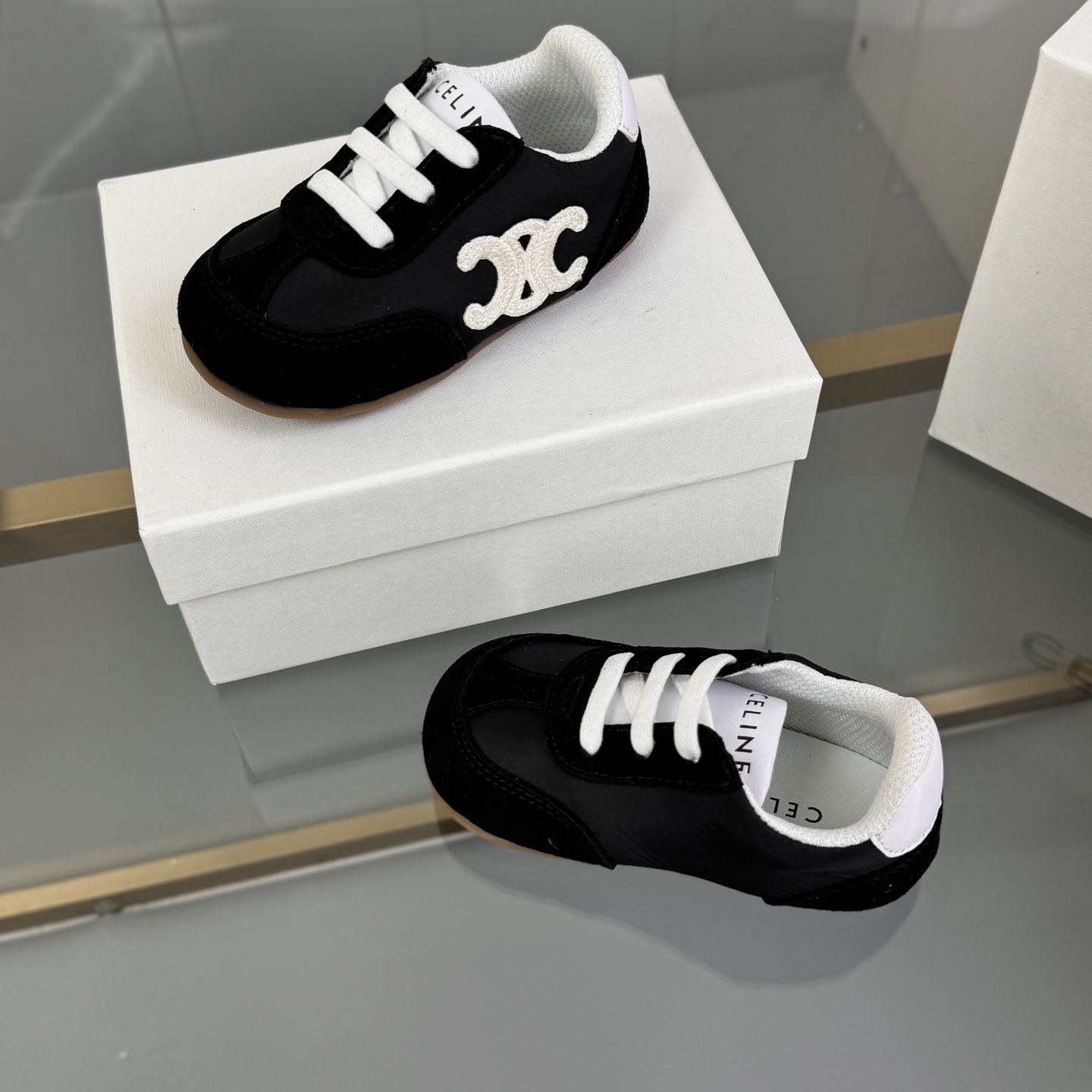 Children's shoes child